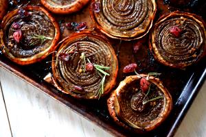 1 Serving Balsamic & Roasted Onion Sauce