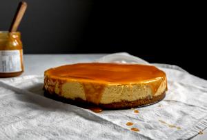 1 Serving Banana Cheesecake With Caramel Sauce And Walnuts