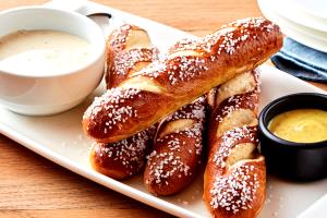 1 serving Brew Pub Pretzels & Beer Cheese Dip