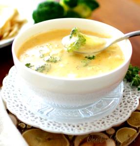 1 Serving Broccoli Cheese Soup Cup W/ 2 Crackers