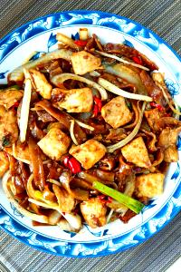 1 Serving Cantonese Chow Fun With Chicken