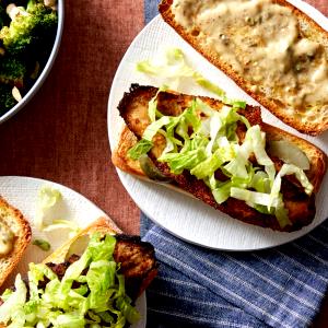 1 serving Catfish Sandwich on Garlic Bread