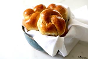 1 Serving Challah Roll Bread