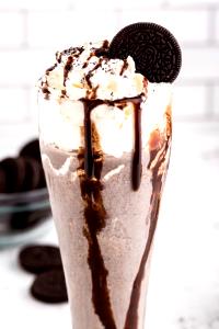1 Serving Chocolate Yogurt With Oreo Shake - Veinte, Iced