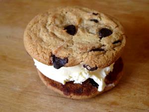 1 Serving Cookies & Cream Hand-Scooped - Junior