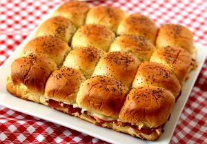 1 Serving Corned Beef & Swiss, Poppy Seed Onion Roll Without Condiments