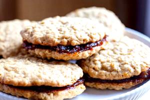 1 Serving Date Filled Oatmeal Cookie