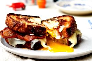1 Serving Egg Mit, Bacon & Cheddar Sandwich