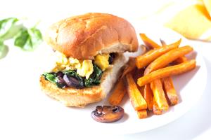 1 Serving Egg Mit Spinach Mushroom & Swiss Sandwich