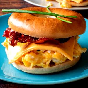 1 Serving Egg On A Bagel With Bacon And Cheese Sandwich