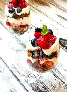 1 Serving Fresh Berry Parfait Yogurt