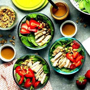 1 Serving Fresh Spinach And Strawberry Salad Almondine - Healthy Dining Choice
