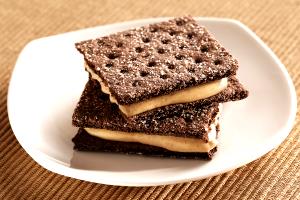 1 Serving Graham-Wiches - Chocolate Graham & Peanut Butter Creme