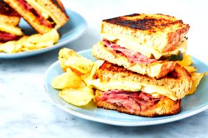 1 Serving Ham & Cheese Sandwich With Condiments