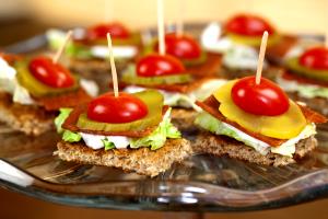 1 Serving Lettuce, Tomato And Pickle