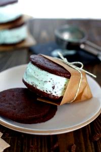 1 Serving Mint Chocolate Chip Ice Cream Sandwiches