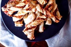 1 Serving Onion Twists (Large)