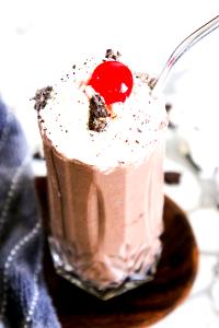1 Serving Oreo Sundae Shake - Chocolate - Medium