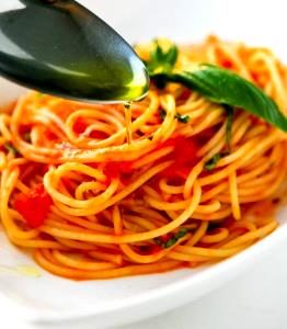 1 Serving Pasta Sauce - Tomato, Garlic & Onion With Extra Virgin Olive Oil