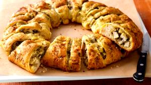 1 serving Pesto Chicken Crescent Ring