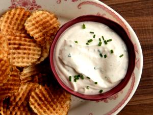 1 Serving Utz Sour Cream & Onion Dip (Cup)