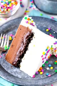 1 Serving Vanilla & Chocolate Ice Cream/Fudge Crunch 9" Round Ice Cream Cake