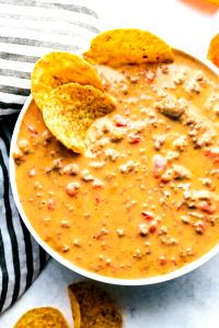 1 serving White Cheddar Spicy Beef Queso w/ Chips