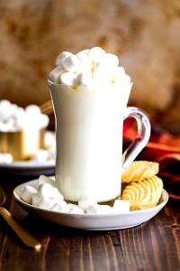 1 Serving White Hot Cocoa, Small - 2% Milk W/ Whip
