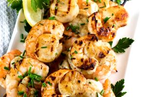 1 serving Wood-Grilled Scallops, Shrimp & Chicken