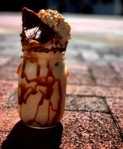 1 shake (566 g) Monster Shake Chocolate
