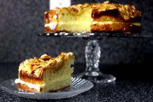 1 slice (1/8 cake) (96 g) Bienenstich Almond Cake
