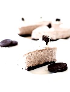 1 slice (106 g) Cookies and Cream Cheesecake