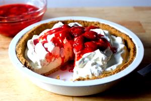 1 slice (135 g) Strawberry Cheesecake Ice Cream Pie