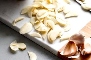 1 slice (17 g) Garlic & Herb Jack