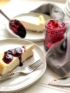 1 slice (186 g) Fruit Topped Cheese Cake (Marion Berry)