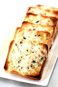 1 slice (33 g) Cheese Garlic Toast