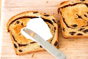1 slice (38 g) Cinnamon Raisin Bread