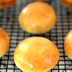 1 slice (42 g) Buttermilk Hamburger Buns