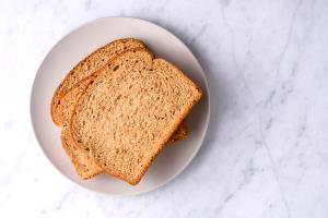 1 slice (43 g) Wheat & Gluten Free Raisin Pecan Bread
