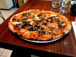 1 slice (90 g) Roma Pizza