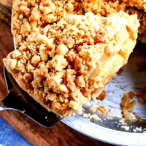 1 slice (93 g) Apple Dessert Golden Crust Pizza (Medium)