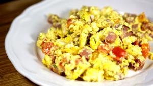 1 Small Egg Omelet or Scrambled Egg with Cheese, Ham or Bacon and Tomatoes