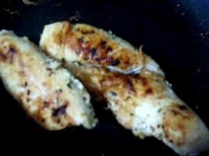 1 Small Piece (yield After Cooking, Bone Removed) Fried Chicken No Coating (Skin Eaten)