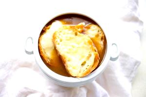 1 soup (340 g) French Onion Soup Low Fat (Medium)