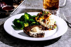 1 steak (6 oz) 6 oz Classic Sirloin