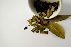 1 Tbsp Crumbled Bay Leaf