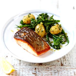 1 tray (227 g) Garlic Pesto Salmon with Broccoli