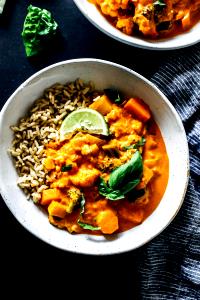 1 tray (227 g) Vegetarian Thai Curry with Brown Rice