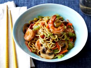 1 tray (241 g) Chicken Szechuan Chow Mein