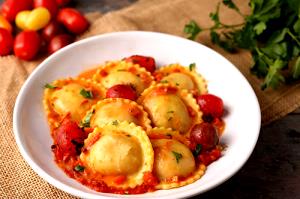 1 tray (283 g) Mini Cheese Ravioli with Seasoned Tomato Sauce